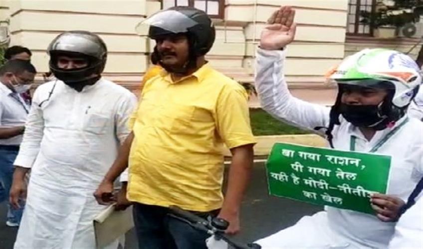 Khabar East:Many-MLAs-reached-the-House-wearing-helmets-even-on-the-second-day-of-the-monsoon-session