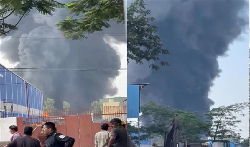 Khabar East:Massive-fire-at-a-factory-in-Hathkhoj-fire-brigade-team-reaches-the-scene
