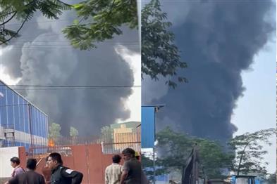 Khabar East:Massive-fire-at-a-factory-in-Hathkhoj-fire-brigade-team-reaches-the-scene