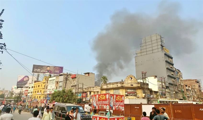 Khabar East:Massive-fire-breaks-out-in-Patnas-Chandni-Market-causing-panic