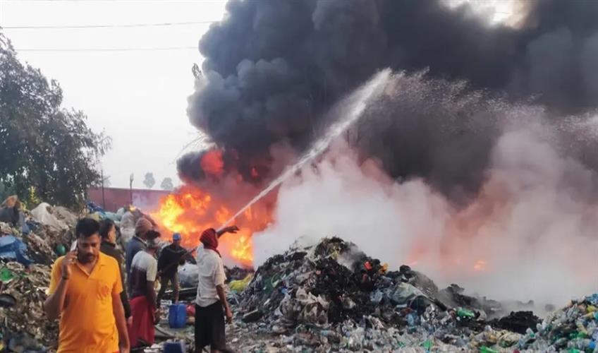 Khabar East:Massive-fire-breaks-out-at-plastic-scrap-godown-in-Jharsuguda