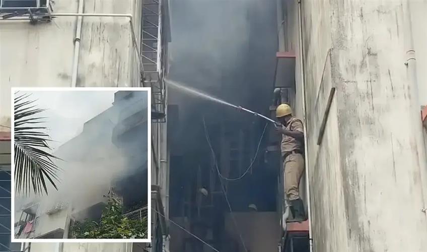 Khabar East:Massive-fire-breaks-out-in-multi-storey-house-in-Howrah-many-people-trapped