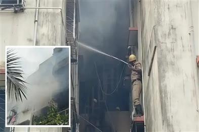 Khabar East:Massive-fire-breaks-out-in-multi-storey-house-in-Howrah-many-people-trapped