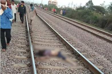 Khabar East:Minor-lover-couple-commits-suicide-by-jumping-in-front-of-train…-Police-is-investigating-the-matter