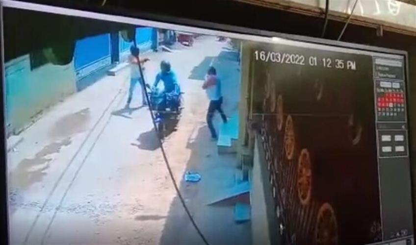 Khabar East:Miscreants-Loot-Bhubaneswar-Jewellery-Shop-Fire-At-Owner