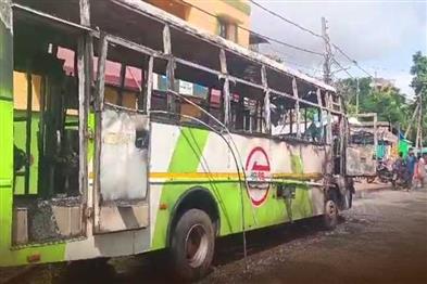 Khabar East:Mo-Bus-Bursts-Into-Flames-In-Cuttack-All-Passengers-Escape-Unhurt