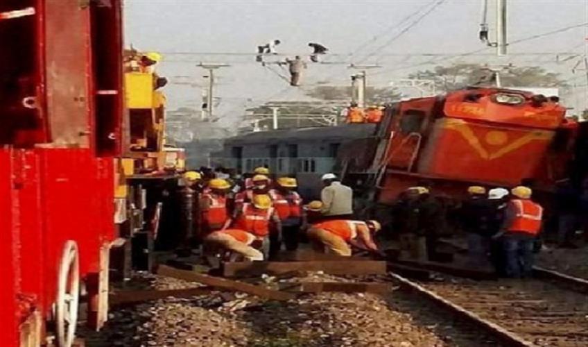Khabar East:Mumbai-Bhubaneswar-Lokmanya-Tilak-Express-derails-in-Cuttack-5-critically-injured