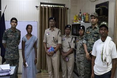 Khabar East:Naxal-couple-carrying-a-reward-of-Rs-16-lakh-surrendered