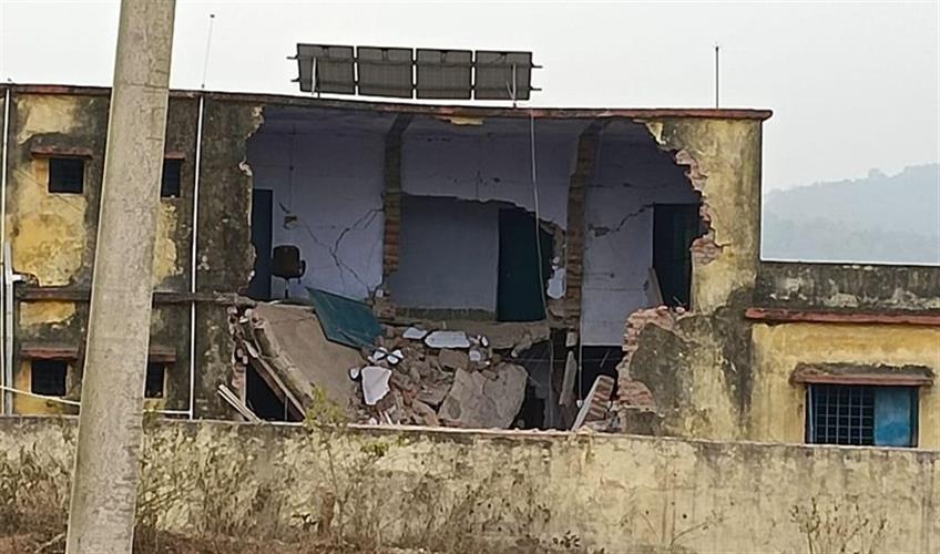 Khabar East:Naxalites-blew-up-the-panchayat-building-by-exploding-IED-wrote-their-demand-on-the-door