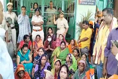 Khabar East:Nayagarh-BJP-Gheraoes-Odagaon-PS-Demands-Justice-For-Rape-Victim