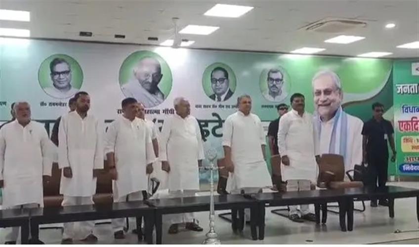 Khabar East:Nitish-inaugurated-the-sensitization-program-by-lighting-a-lamp-and-then-stepped-outside