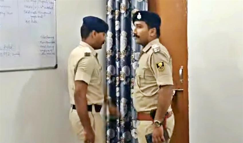Khabar East:Official-absconding-after-embezzling-₹275-crore-in-Bihar-raids-intensified