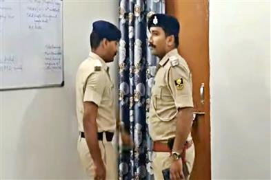 Khabar East:Official-absconding-after-embezzling-₹275-crore-in-Bihar-raids-intensified