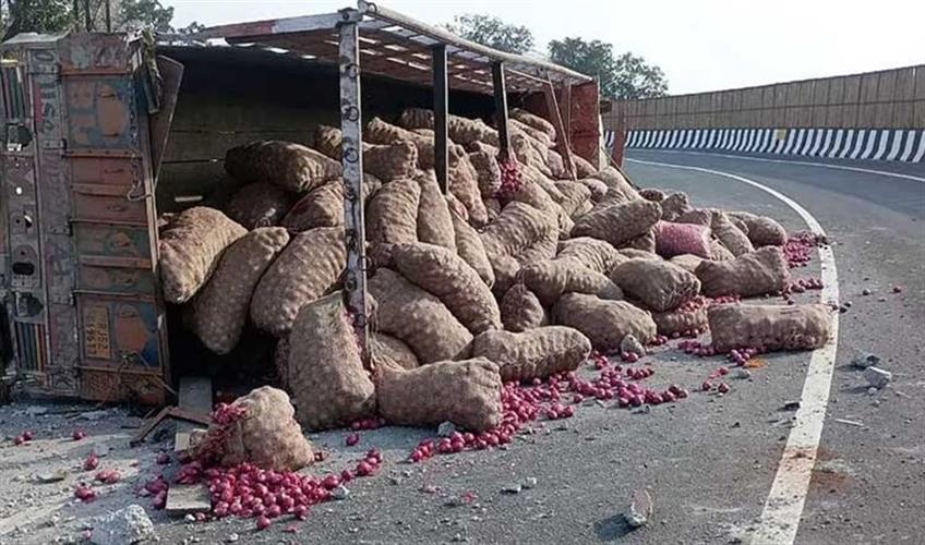 Khabar East:Onion-Laden-Truck-Overturns-On-NH-49-In-Keonjhar-Spilled-Onions-Collected-By-Locals