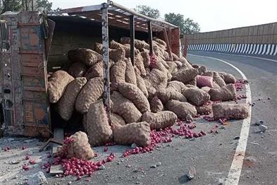 Khabar East:Onion-Laden-Truck-Overturns-On-NH-49-In-Keonjhar-Spilled-Onions-Collected-By-Locals