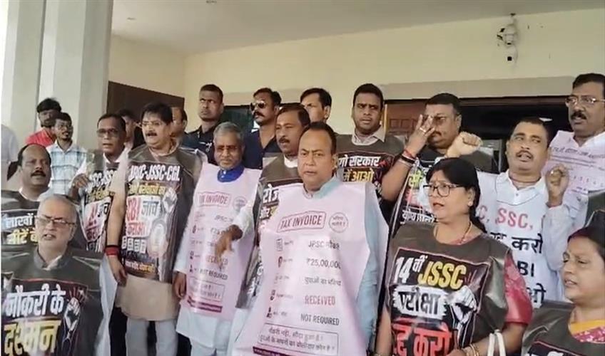Khabar East:Opposition-protests-outside-the-House-uproar-over-JPSC-irregularities