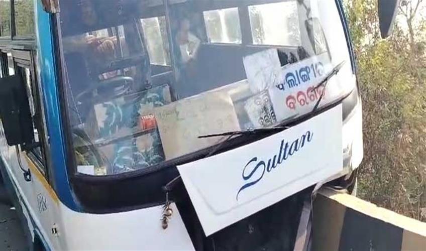 Khabar East:Over-20-Injured-As-Bus-Overturns-In-Bargarh