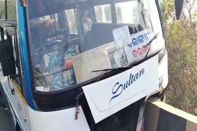 Khabar East:Over-20-Injured-As-Bus-Overturns-In-Bargarh