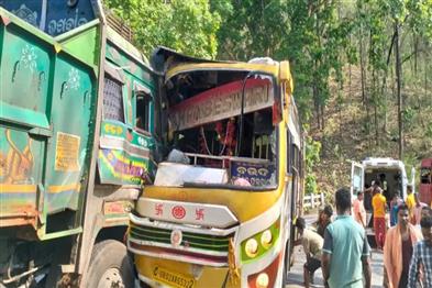 Khabar East:Over-20-people-sustain-critical-injuries-in-bus-truck-collision-on-Ranipadar-ghat-in-Odisha