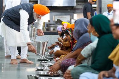 Khabar East:PM-Modi-served-food-to-devotees-at-Gurdwara-Patna-Sahib