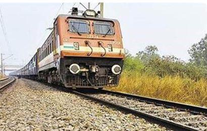 Khabar East:Painful-death-of-two-female-teacher-after-being-cut-by-train-accident-happened-while-going-to-school