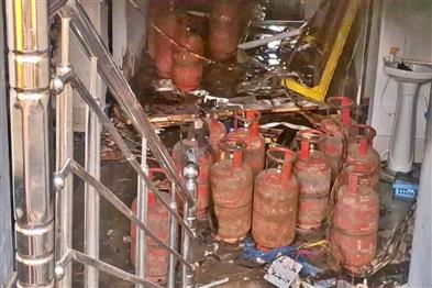 Khabar East:Palamu-Cylinder-Blast-FIR-Registered-Against-Agency-Owner