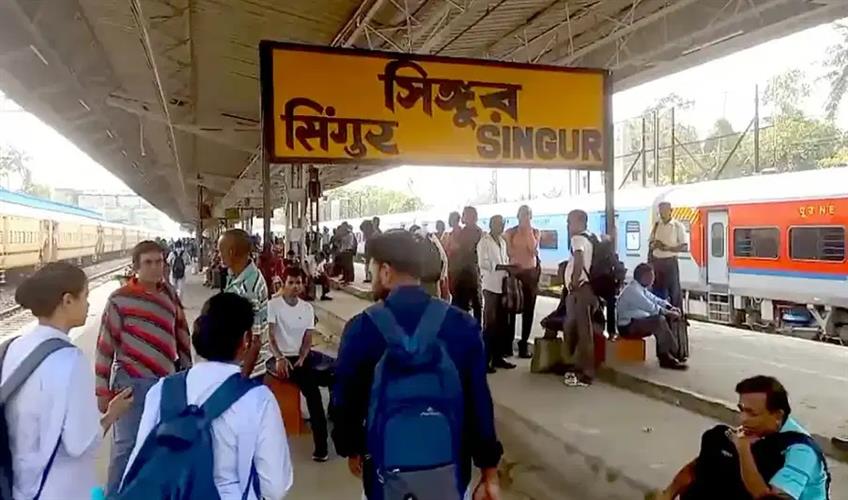 Khabar East:Pantograph-failure-on-Howrah-Tarakeswar-line-disrupts-morning-train-services