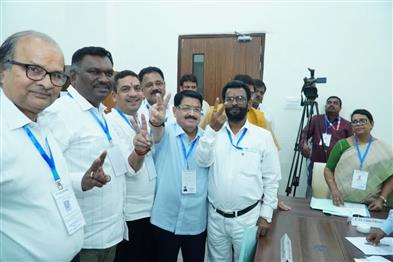 Khabar East:Parimal-Nathwani-wins-Rajya-Sabha-election-for-the-third-time