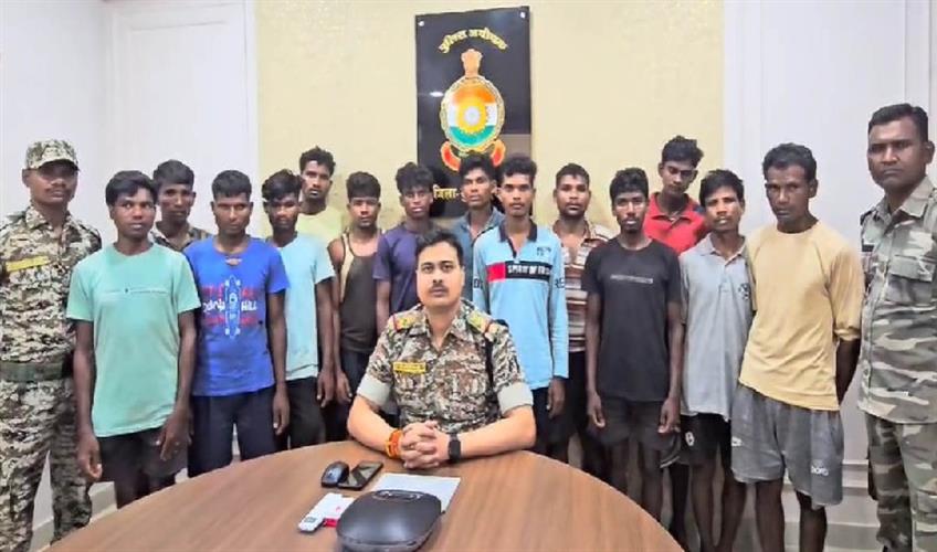 Khabar East:Police-arrested-19-Naxalites-including-three-rewardees