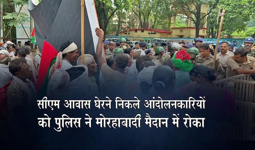 Khabar East:Police-stopped-the-protesters-marching-to-lay-siege-to-the-CMs-residence-at-Morhabadi-Ground