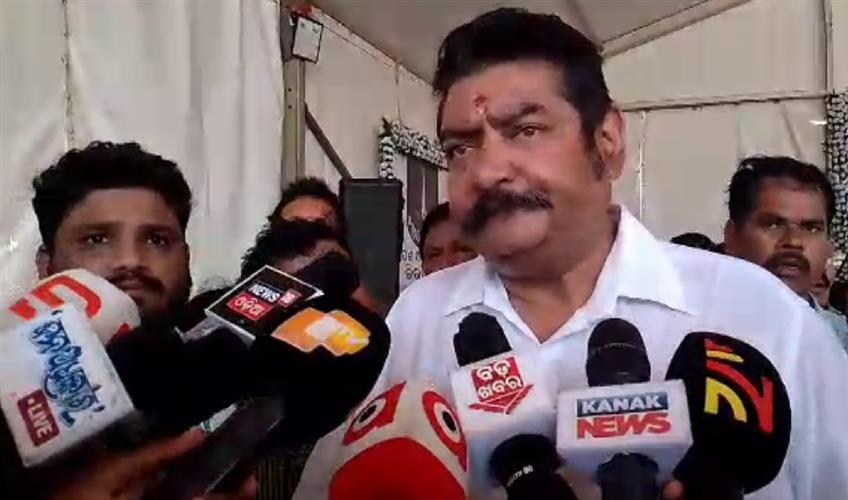 Khabar East:Power-outage-during-Odisha-Energy-Minister-Pratap-Debs-event