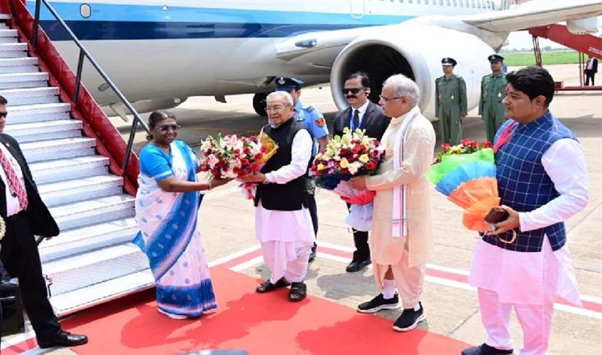 Khabar East:President-Murmu-reached-Raipur-Governor-and-CM-Baghel-welcomed-him-at-the-airport