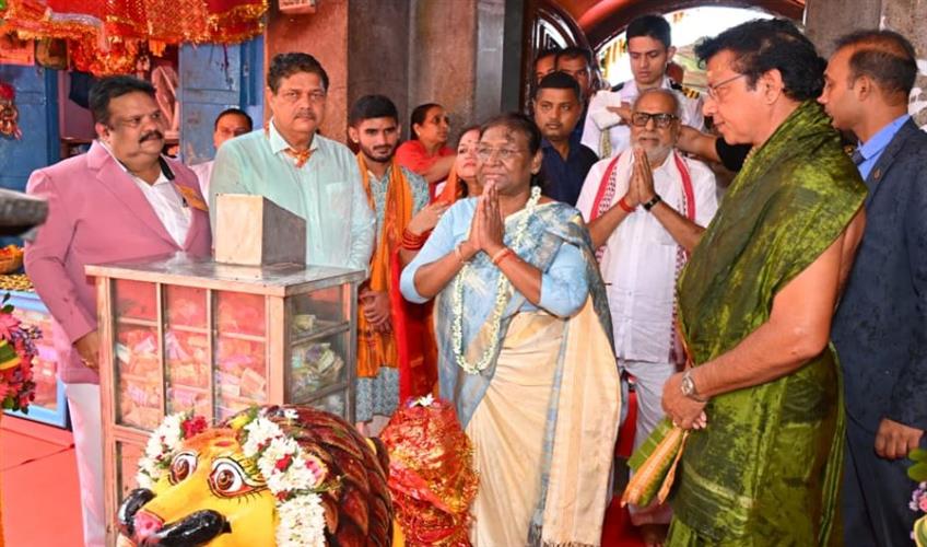 Khabar East:President-Murmu-reaches-Cuttack-pays-obeisances-to-Maa-Cuttack-Chandi