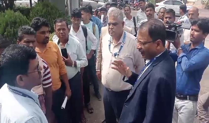 Khabar East:Queue-In-Front-Of-RBI-Office-To-Exchange-Rs-2000-Notes-In-Bhubaneswar-EOW-Initiates-Probe