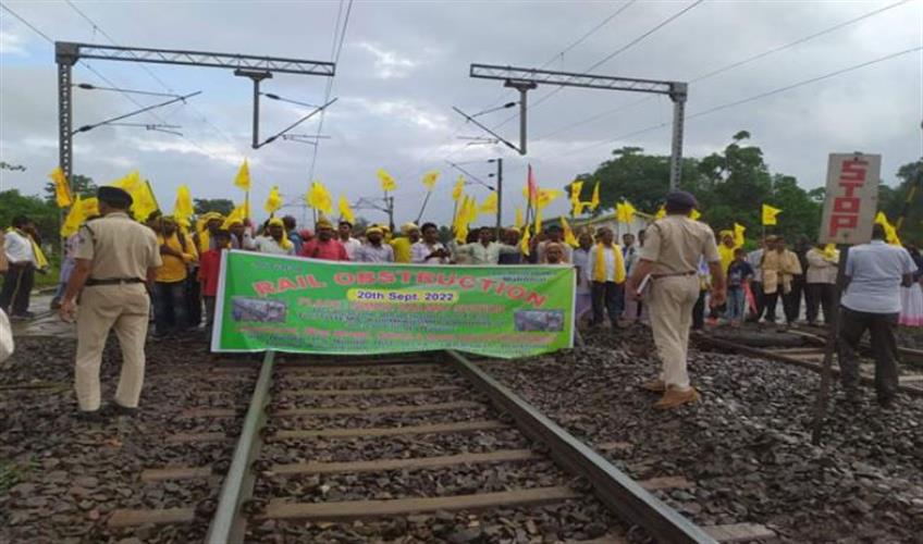 Khabar East:Rail-roko-movement-of-Kurmi-society-many-trains-on-Jharkhand-Bengal-and-Orissa-routes-disrupted
