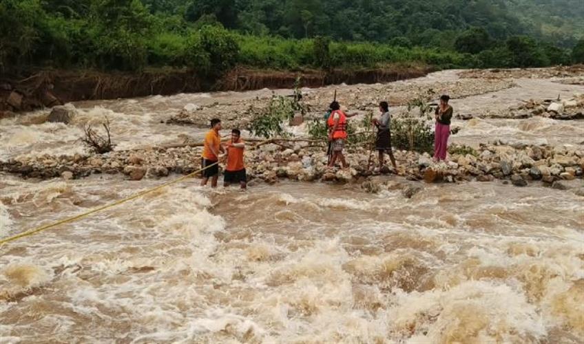Khabar East:Rourkela-Fire-Team-Saves-10-Stranded-In-Strong-Canal-Current-In-Bhanjanagar