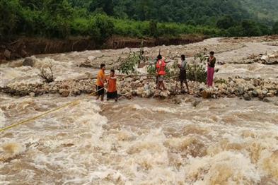 Khabar East:Rourkela-Fire-Team-Saves-10-Stranded-In-Strong-Canal-Current-In-Bhanjanagar