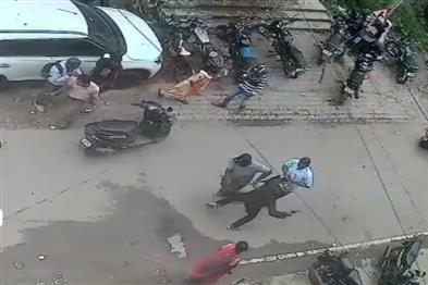 Khabar East:Rs-5-lakh-looted-in-broad-daylight-petrol-pump-employee-injured