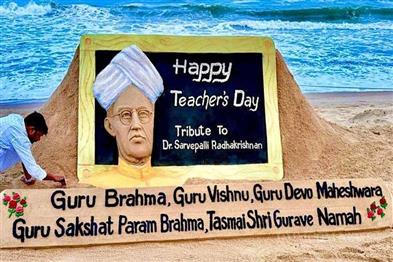 Khabar East:Sand-Artist-Sudarsan-Pattnaik-Pays-Tribute-To-Dr-Radhakrishnan-On-Teachers-Day