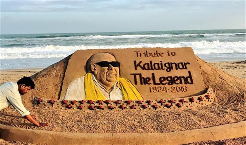 Khabar East:Sand-artist-Sudarshan-Patnaik-pays-tributes-to-M-Karunanidhi-through-his-art-at-Puri-beach