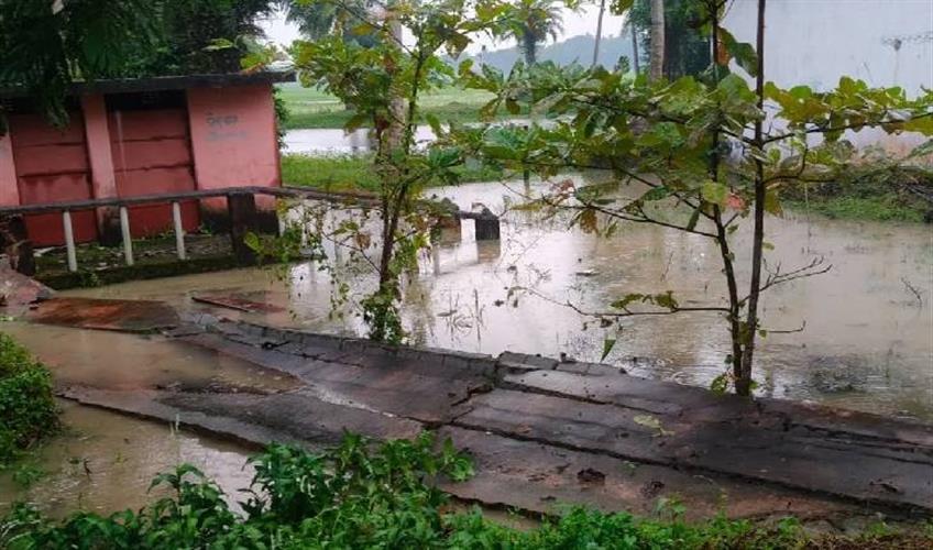 Khabar East:School-Boundary-Wall-Collapses-In-Puris-Delang-No-Casualty-Reported