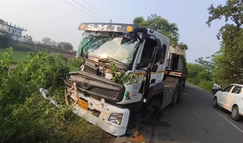 Khabar East:Series-Crash-One-Killed-As-Trailer-Rams-Into-Two-Trucks-On-NH-26-In-Balangir