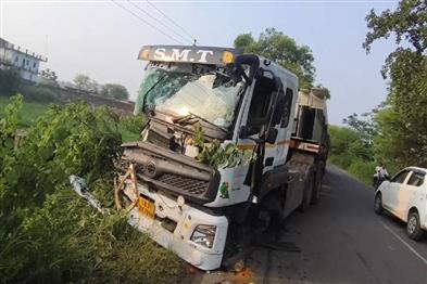 Khabar East:Series-Crash-One-Killed-As-Trailer-Rams-Into-Two-Trucks-On-NH-26-In-Balangir