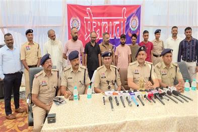 Khabar East:Seven-accused-arrested-for-duping-teacher-of-Rs-30-lakh-by-posing-as-insurance-ombudsman