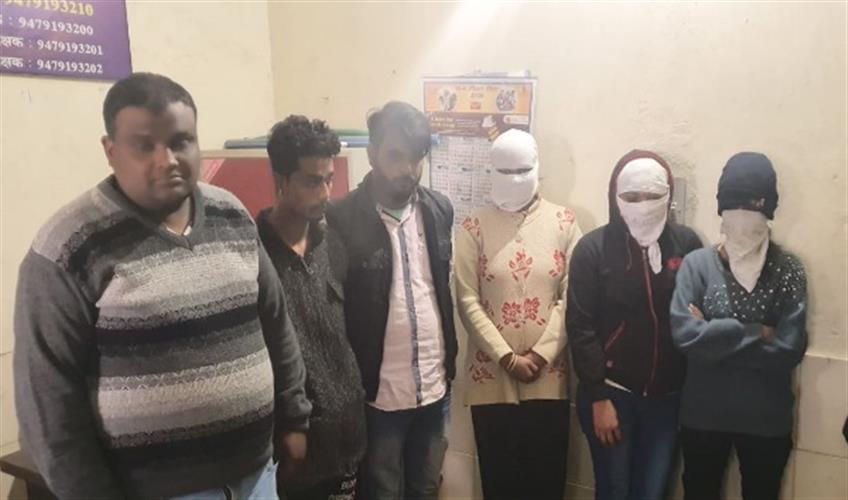 Khabar East:Sex-racket-revealed-in-hotel-pimp-couple-two-young-woman-and-customer-arrested