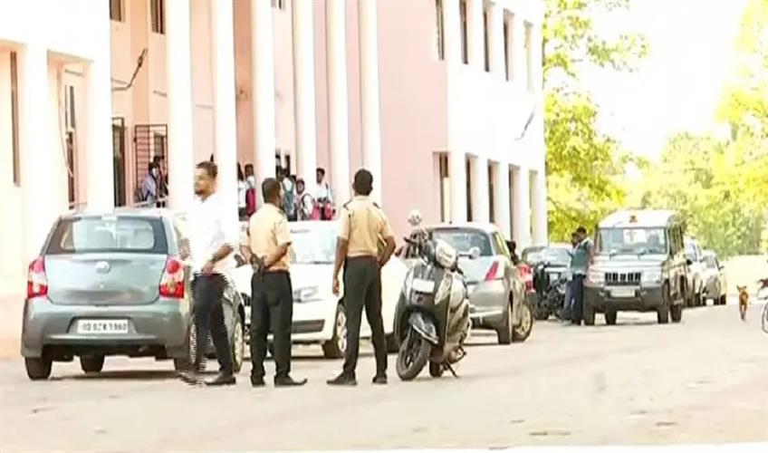 Khabar East:Tension-erupts-in-BJB-College-in-Bhubaneswar-after-group-clash