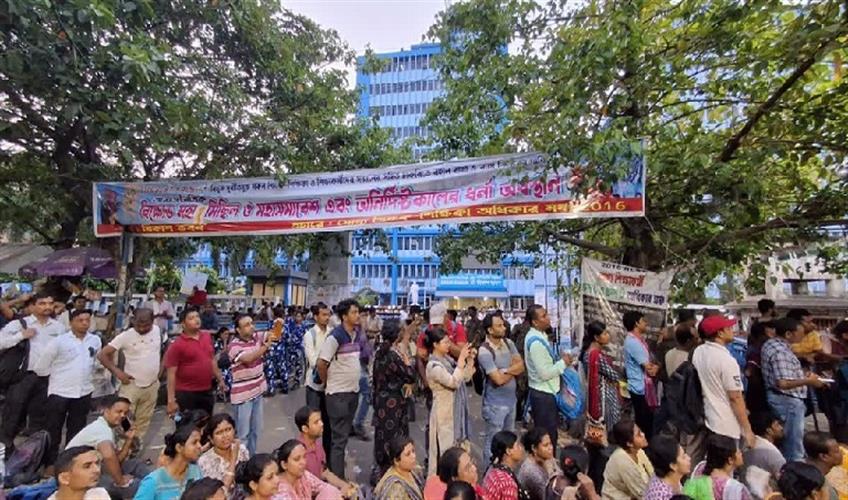Khabar East:The-hunger-strike-of-dismissed-teachers-continued-on-the-second-day