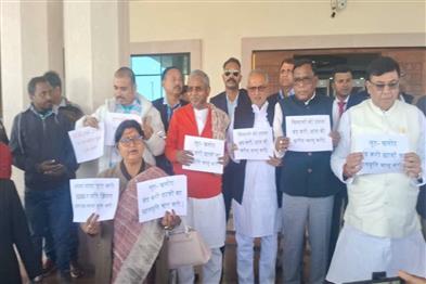 Khabar East:The-opposition-staged-a-massive-protest-and-chanted-slogans-outside-the-Jharkhand-Assembly