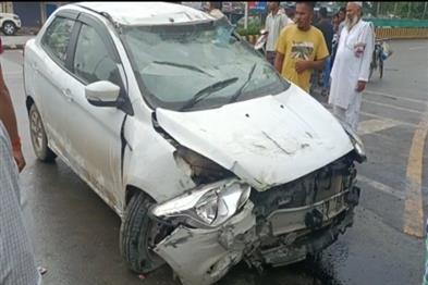 Khabar East:The-speeding-car-collided-with-the-divider-two-car-drivers-were-racing-against-each-other