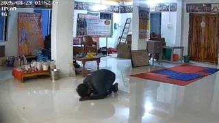 Khabar East:The-thief-first-bowed-to-Lord-Ram-and-then-stole-the-goods